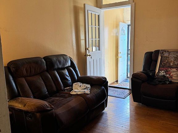 3rd image of 1119 Chestnut St