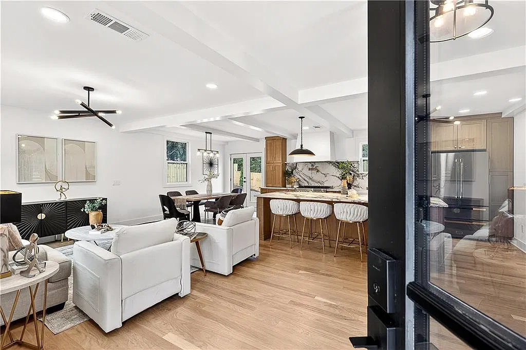 5 bed, 3.0 bath, 2846 sqft, $4,000 — Photo 3