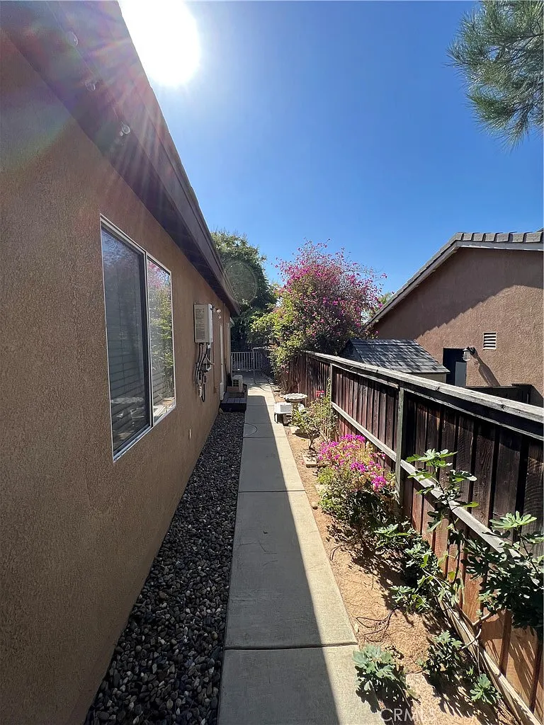 1 bed, 800 sqft, $1,900 — Photo 3