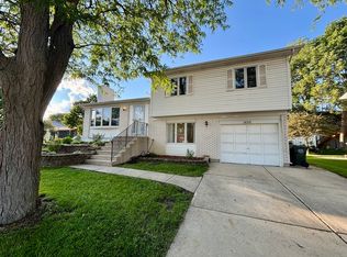 1450 Sturbridge Ct, Hoffman Estates, IL 60192