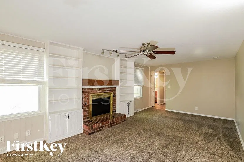 4 bed, 2.5 bath, 2581 sqft, $3,105 — Photo 2