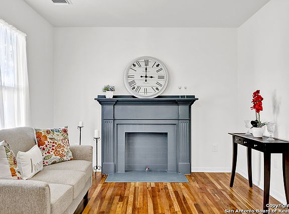5th image of 219 Paul St