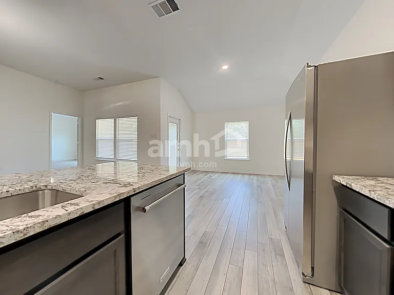 1162 Treeta Trl — Photo 4