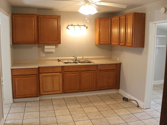5th image of 112 W Blagrove St