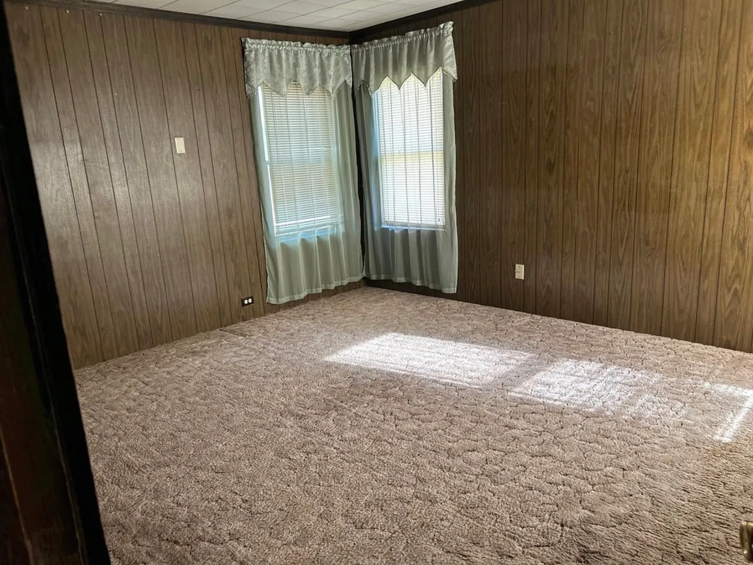 4 bed, 2150 sqft, $2,200 — Photo 2