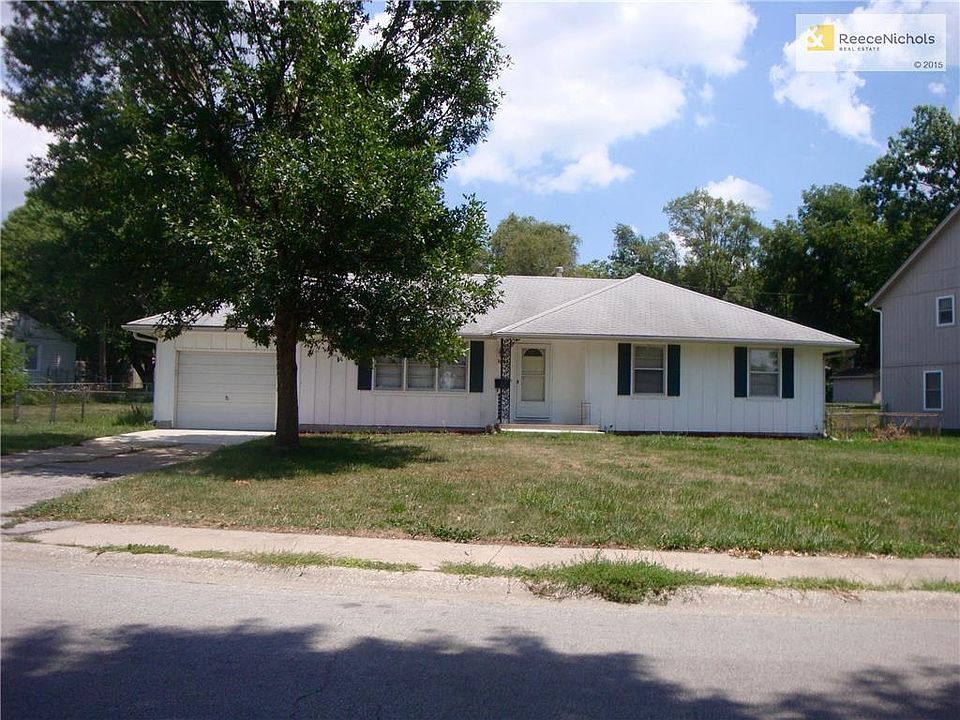 Ranch home close to downtown LS and hiway access.