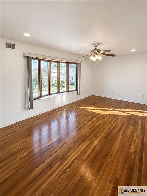 3 bed, 3.0 bath, 3900 sqft, $4,000 — Photo 4