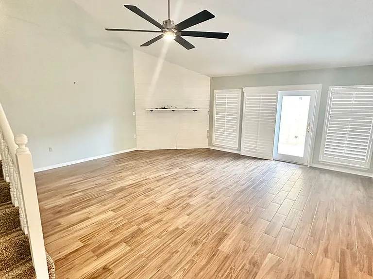 937 Holbrook Cir — Photo 18