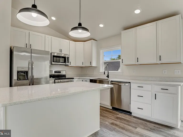 19 Carol St — Photo 10
