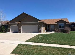 300 S Golden Willow Ave, Sioux Falls, SD 57110