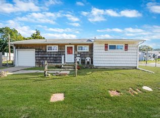 2 Sydney St, Plainview, NY 11803