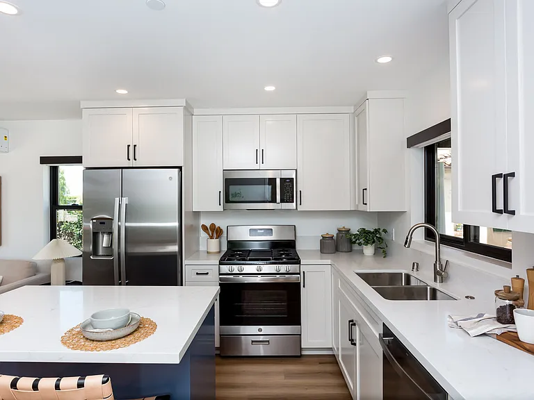 2610-2612 Juan St #2610-1 — Photo 7