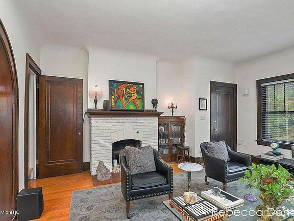 4th image of 607 Atwood St NE