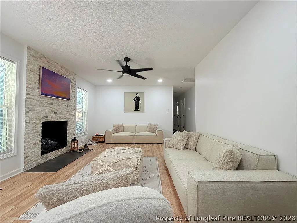 3 bed, 2.0 bath, 1613 sqft, $1,700 — Photo 4