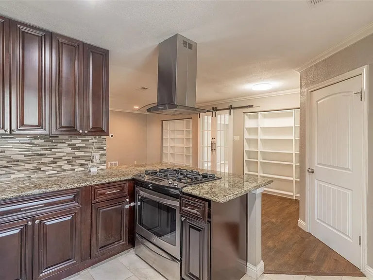 8419 Sharpview Dr — Photo 6