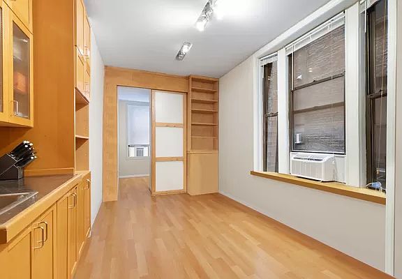 4th image of 139 E 30th St APT 1C