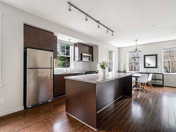 3rd image of 102 Fraser St #32
