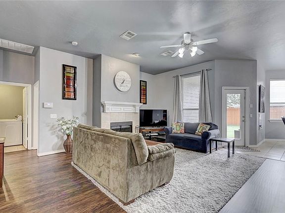 4th image of 2404 Vintage Park Ln