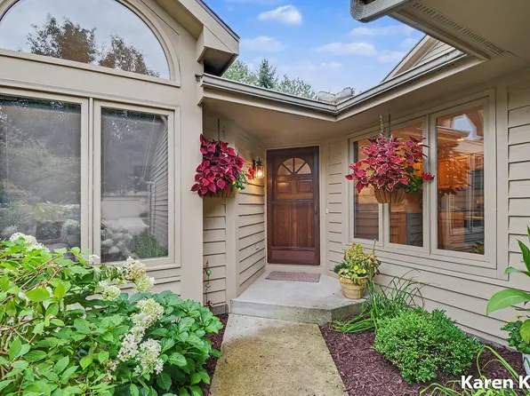 1834 Cross Bend St NE, Grand Rapids, MI 49505