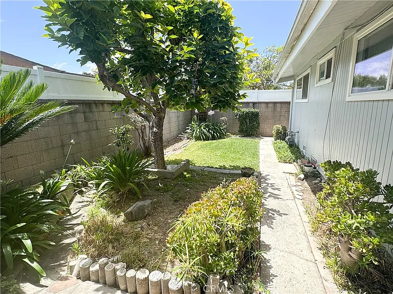 2314 W 165th St — Photo 33
