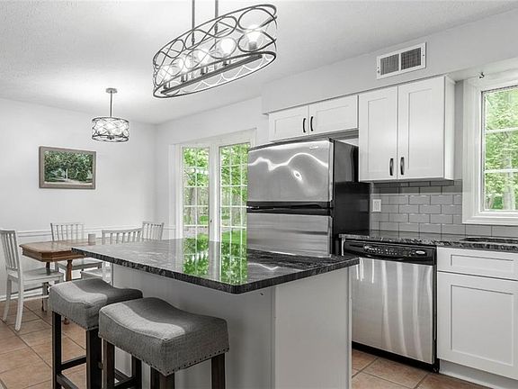 5th image of 409 Hazelwood Dr