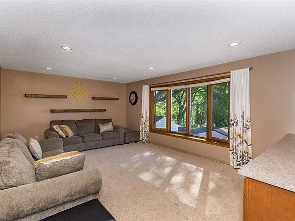 4th image of 2730 W Skyline Pkwy