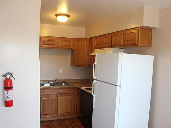 3rd image of 304 Charleston St NE