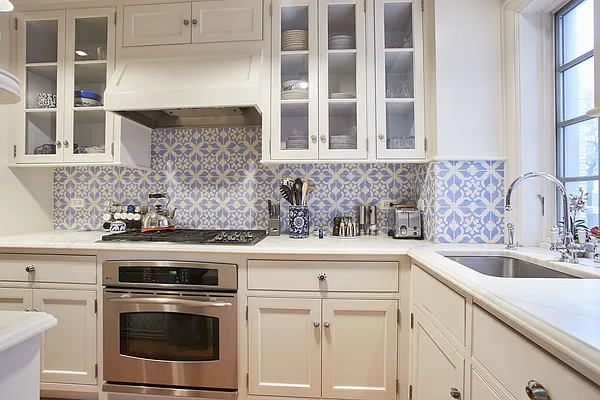 Sold by Compass | media 21