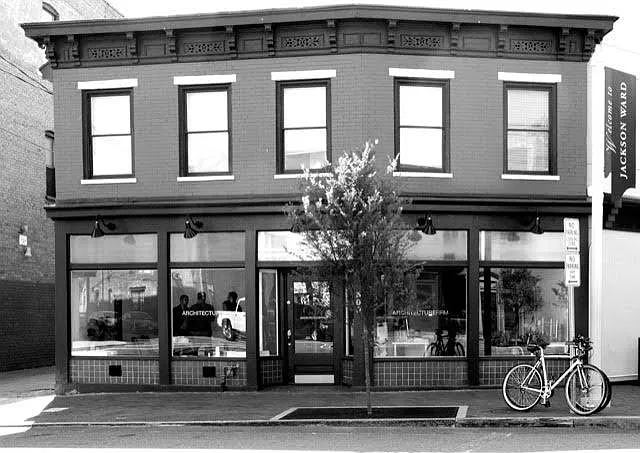 Gorgeous historic building. The apartment is on the second floor to the right, accessible through the alley.