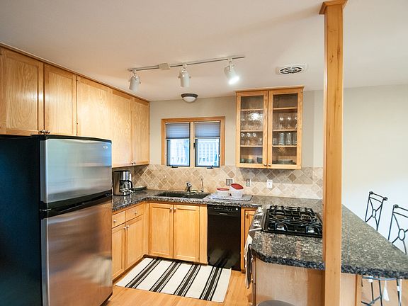 5th image of 375 Deer Valley Dr