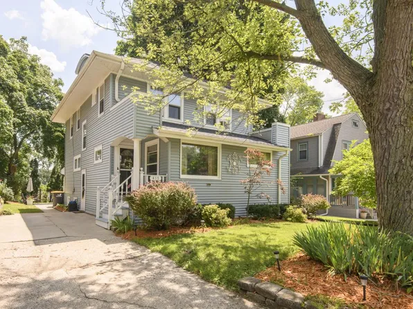415 E College AVENUE, Waukesha, WI 53186
