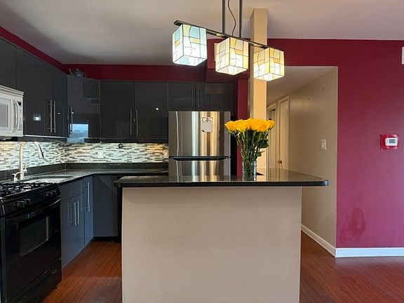 2nd image of 9840 S Pulaski Rd #2114
