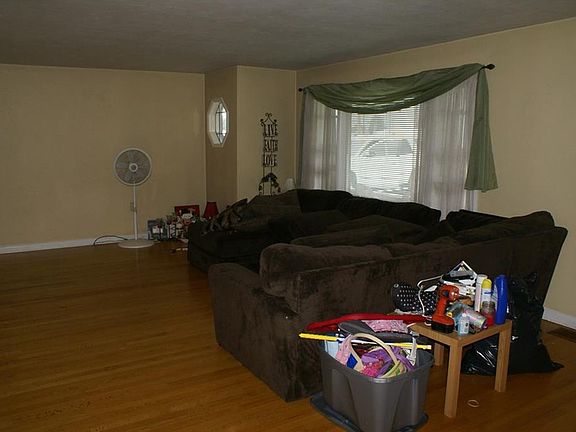 3rd image of 409 E Kessing Dr