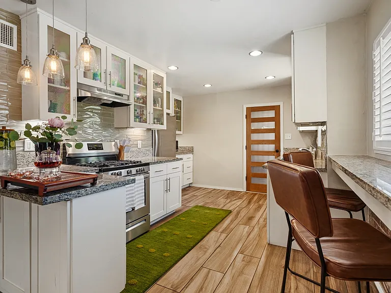 2626 E Hedrick Dr — Photo 3