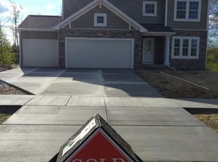 742 Autumn Valley Dr, Ortonville, MI 48462