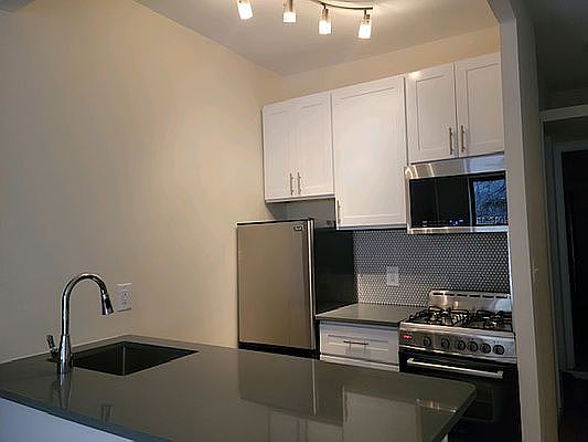 4th image of 7 Saint Marks Pl APT 6