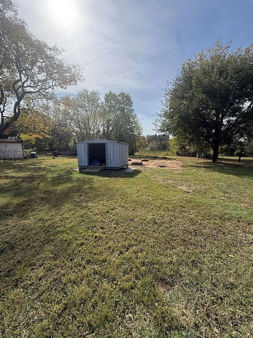 2 bed 1 bath house. 2 living rooms, sun room, big back yard, storage shed — Photo 3
