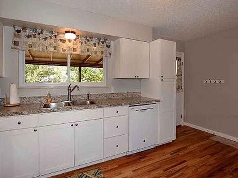 325 N Roosevelt Ave — Photo 8
