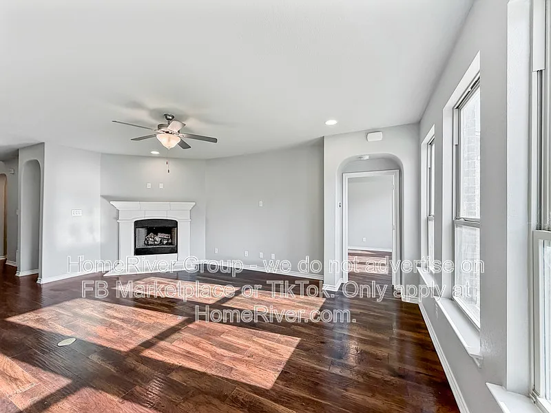 4 bed, 2.5 bath, 2534 sqft, $2,850 — Photo 3