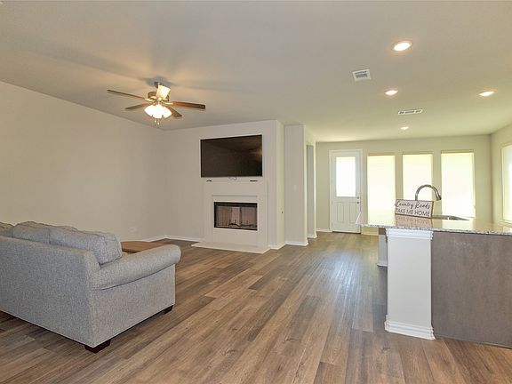 4th image of 616 Juneau St