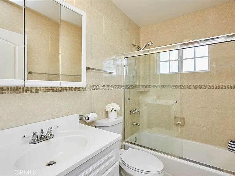 17827 Burbank Blvd — Photo 15
