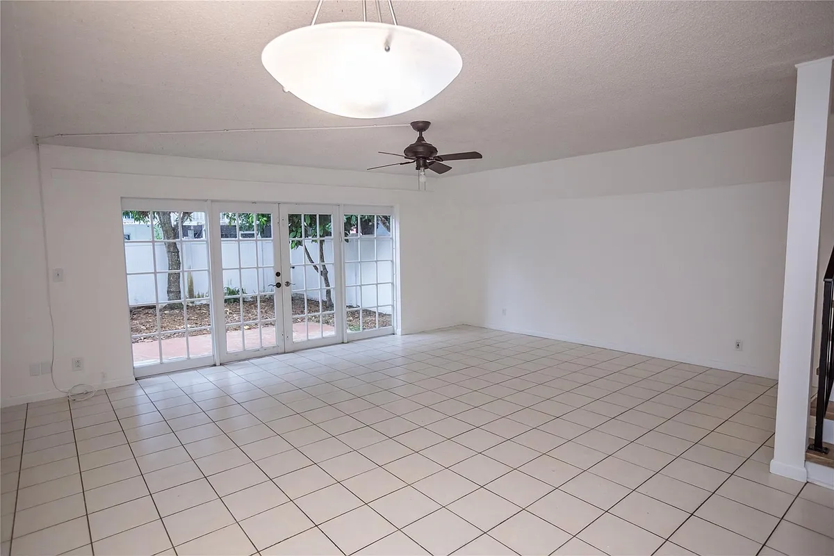 Building Photo - 6764 SW 40th St #40