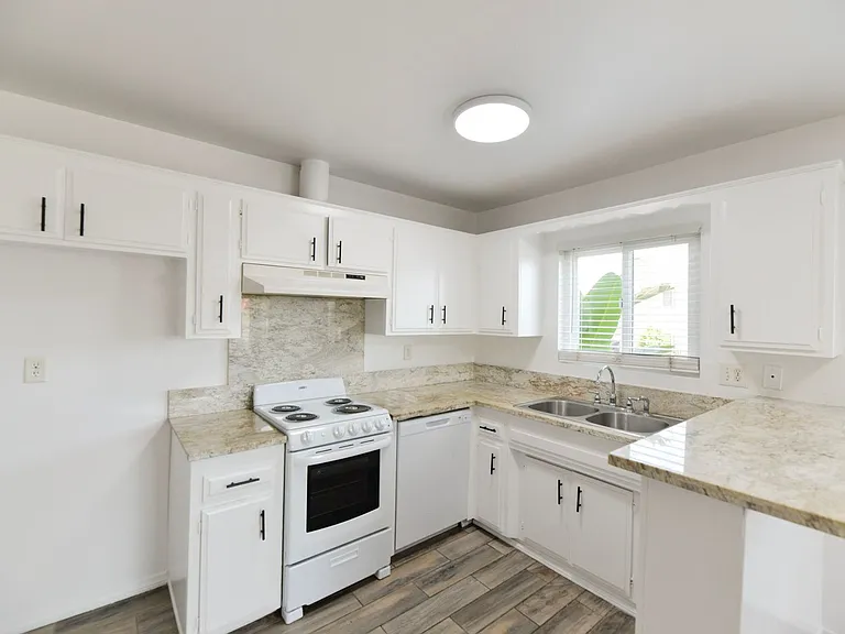 1202 Buena Vista — Photo 5