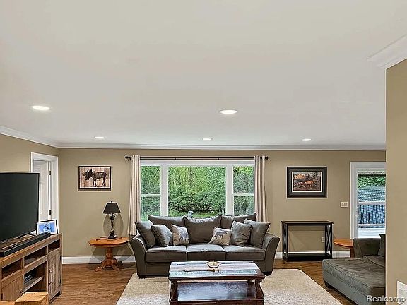 3rd image of 1555 Thompson Rd