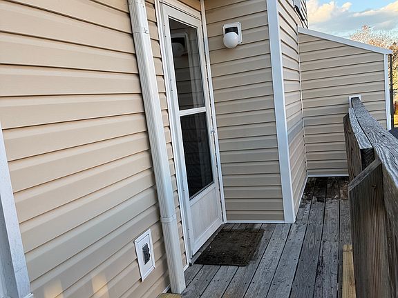 3rd image of 1414 Deerpond Ln