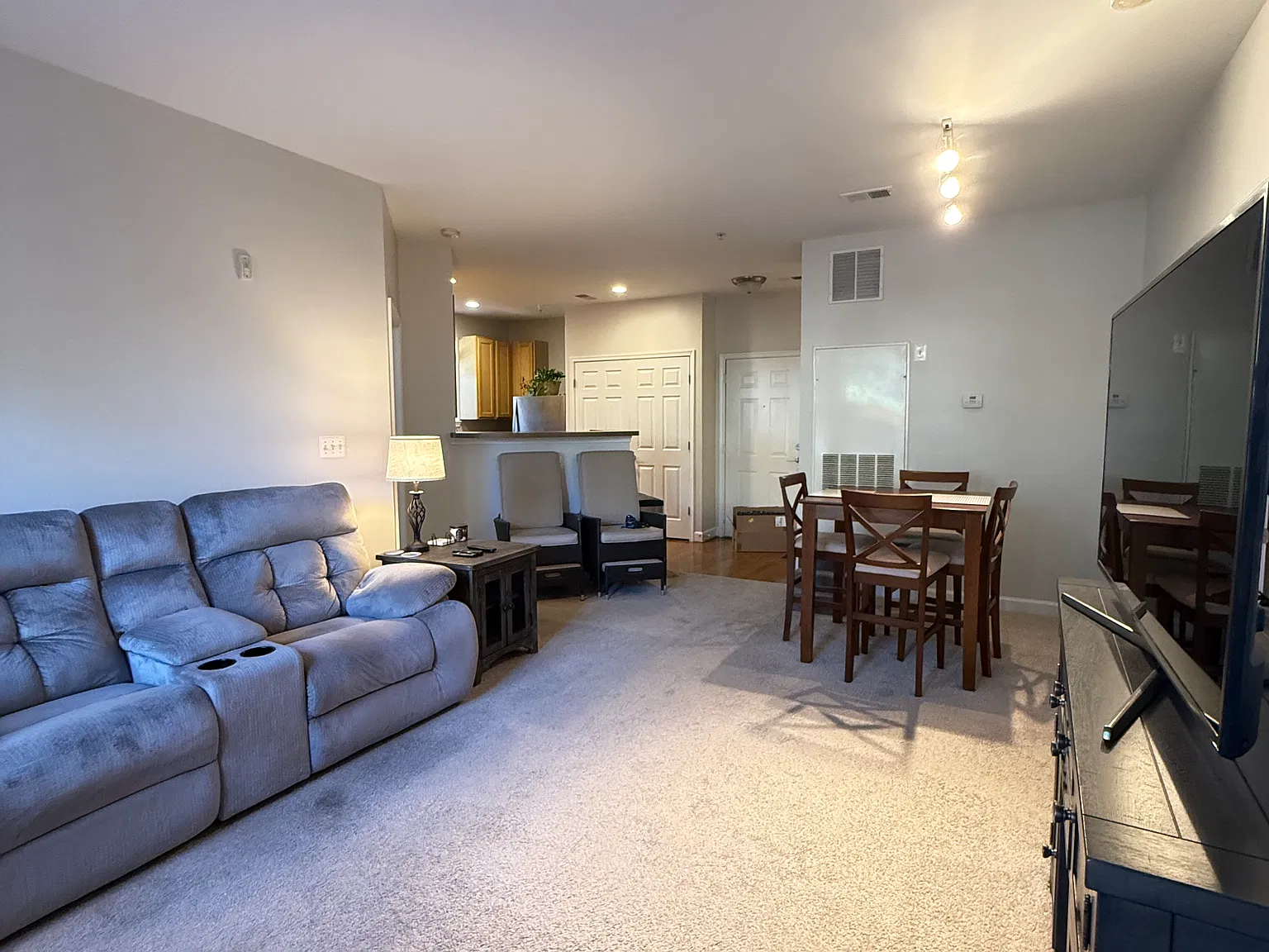 2 bed, 910 sqft, $2,100 — Photo 4