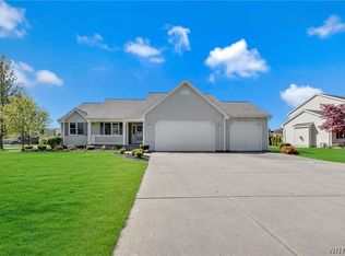 2804 Driftwood Dr, Niagara Falls, NY 14304