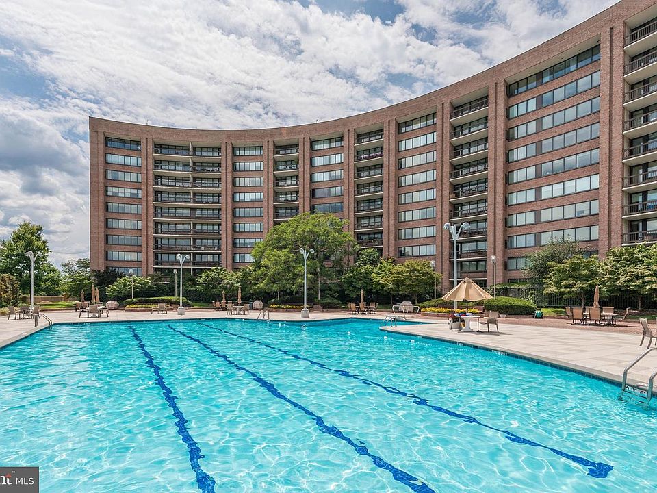 1st image of 1805 Crystal Dr APT 205S