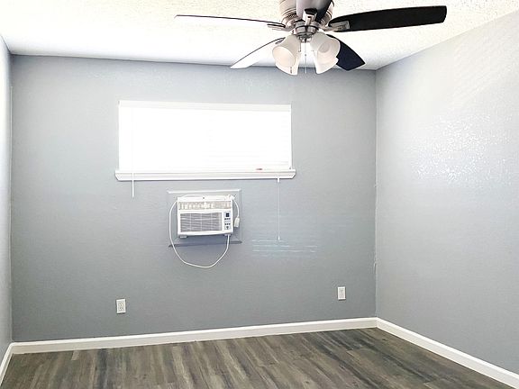 4th image of 4811 Oakland St #15