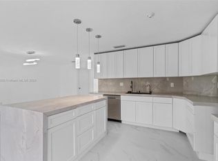 15951 SW 42nd Ter, Miami, FL 33185